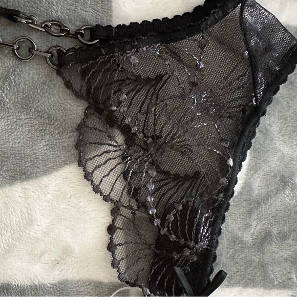 SARAH
BLACK SUSPENDER - Picture 10 of 12